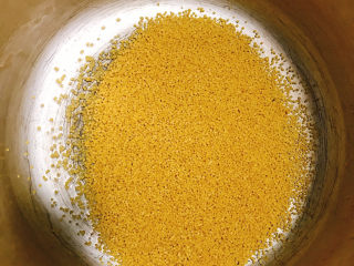 2、小米苹果粥,小米放入锅中