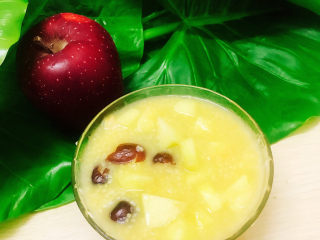 9、小米苹果粥,装入碗中