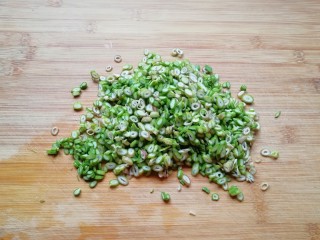 2、蒜苔尖鸡蛋饼,蒜苔尖掐掉末梢的黄叶，清洗干净切碎。