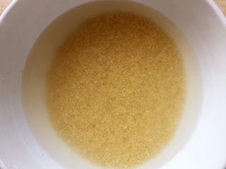 2、小米南瓜红枣粥,小米淘洗干净。