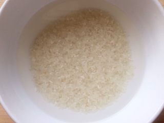 3、小米南瓜红枣粥,大米淘洗干净。