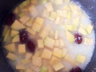 7、小米南瓜红枣粥,待水煮沸后，加入南瓜丁。