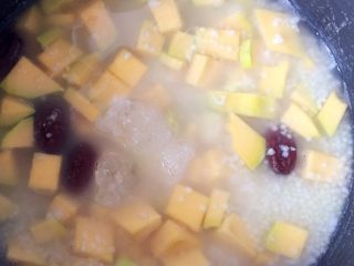 8、小米南瓜红枣粥,加入冰糖，继续熬煮至粥粘稠。