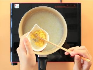 3、肉糜黄瓜粥,去皮后的玉米粒切碎放入粥中，搅拌均匀后煮至软烂 。