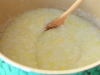 4、肉糜黄瓜粥,猪肉糜加入粥中搅拌均匀，再煮2分钟后香喷喷的黄瓜粥就出锅了~