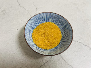 2、玉米渣粥,小米