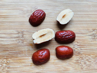 5、玉米渣粥,红枣洗干净去核对半切开