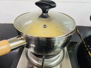 10、玉米渣粥,盖上锅盖转中小火焖煮