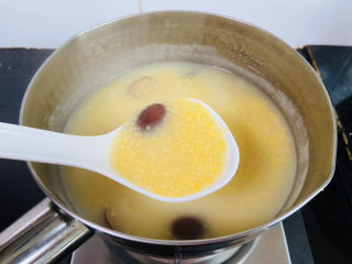 12、玉米渣粥,中小火焖煮20分钟左右，煮至浓稠状态