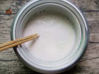 6、红枣大米糕,加入100克过筛后的面粉，搅拌均匀