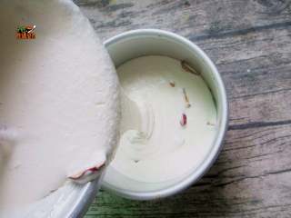 9、红枣大米糕,倒入大米糊，盖上保鲜膜，发酵至两倍大即可，大概40分钟左右