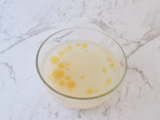 2、潮汕海鲜粥,将大米洗净提前浸泡半小时,水里加入一勺香油