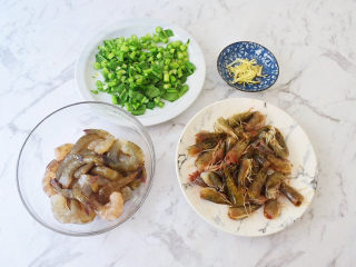 3、潮汕海鲜粥,虾去头,虾头留用,虾身去虾线后加入料酒和少许盐抓匀腌制待用,油菜洗净切丁,姜切丝