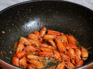 5、潮汕海鲜粥,翻炒至出红油