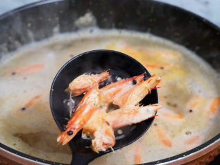 8、潮汕海鲜粥,捞出虾头待用
