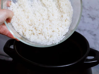 9、潮汕海鲜粥,将大米放入砂锅中