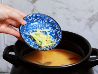 14、潮汕海鲜粥,加入姜丝