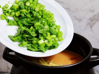 15、潮汕海鲜粥,加入油菜花