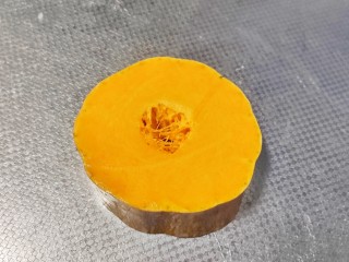 3、红薯南瓜粥,南瓜洗净