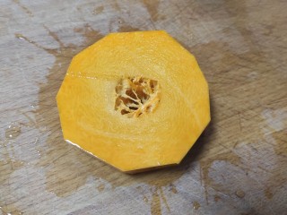 6、红薯南瓜粥,南瓜去皮