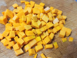 7、红薯南瓜粥,切成小丁