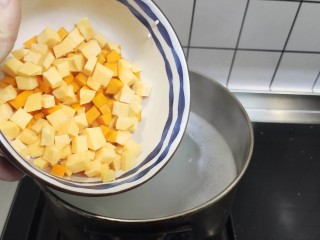 10、红薯南瓜粥,加入刚才切好的南瓜丁和红薯丁，继续再小火煮10分钟
