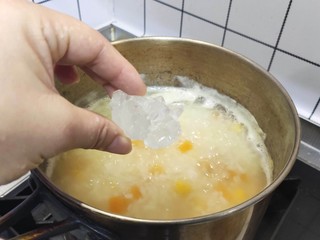 11、红薯南瓜粥,加入一块冰糖，喜欢吃甜味，可以多加入一些冰糖，根据自己的口感来调整冰糖的用量即可。