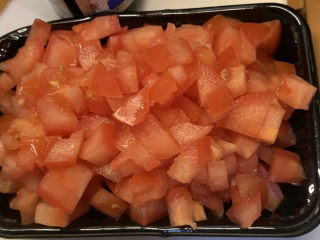 1、鸡蛋西红柿打卤面,番茄洗干净切粒