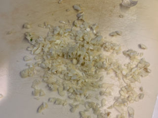 3、鸡蛋西红柿打卤面,蒜切成蒜粒