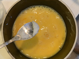 5、鸡蛋西红柿打卤面,放入半勺盐搅拌均匀