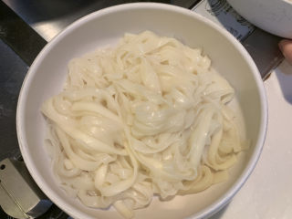 18、鸡蛋西红柿打卤面,把煮好的面捞出来