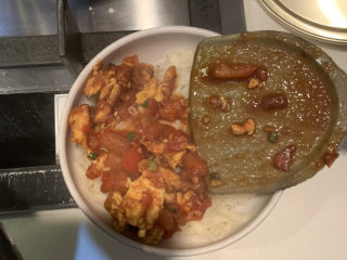 19、鸡蛋西红柿打卤面,倒入煮好的番茄蛋汁，吃前搅拌均匀就可以食用