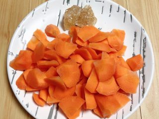 2、胡萝卜小米粥,将胡萝卜滚刀切成小块儿待用。