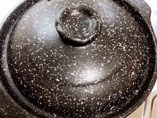 5、胡萝卜小米粥,盖上锅盖，大火浆粥煮开锅。