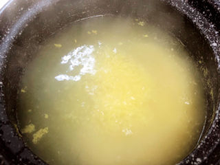 6、胡萝卜小米粥,粥开锅后，打开锅盖，用勺将粥搅拌均匀，盖盖儿小火焖煮5分钟。