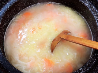 9、胡萝卜小米粥,盖上锅盖，小火儿继续焖煮5分钟。