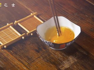 3、教你如何才能做出----平滑如镜的蛋羹,将鸡蛋搅拌均匀