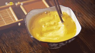 4、教你如何才能做出----平滑如镜的蛋羹,蛋液和水充分搅拌均匀，多搅拌一会儿哟~