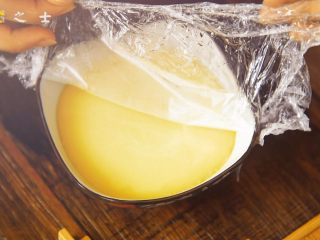 5、教你如何才能做出----平滑如镜的蛋羹,时间到，取出的时候要小心水汽烫手哟~