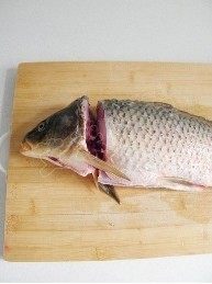 1、水煮鱼,将鱼头切下