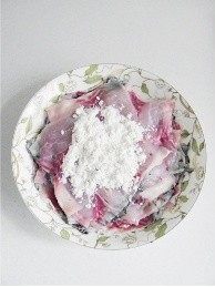 8、水煮鱼,鱼片中加入淀粉