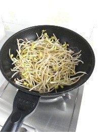 11、水煮鱼,锅内放少许油，放入豆芽，煸炒至豆芽断生