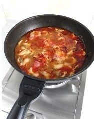 19、水煮鱼,待鱼片浸熟后将鱼片连汤倒入容器