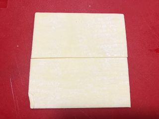 2、红豆酥,将酥皮一分为二。