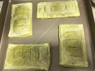 4、红豆酥, 烘烤10分钟的时候取出表面刷上蛋黄液，继续烘烤8分钟左右。