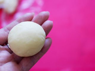 6、好吃到爆的酸奶豆沙酥饼,用手的虎口处慢慢收口,收好口后用手滚圆。