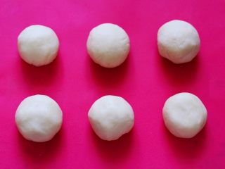 7、好吃到爆的酸奶豆沙酥饼,依次做好所有的面团。