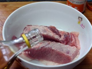 3、私房蜜汁叉烧肉,倒入料酒