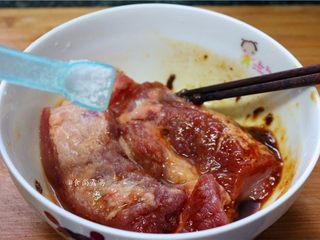 7、私房蜜汁叉烧肉,调入盐