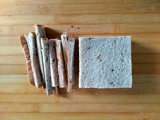 7、午后甜蜜茶点之芝士紫薯坚果吐司卷（烤箱版）,土司片切去四边